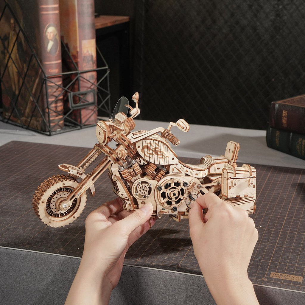 Mechanical Gears Cruiser Motorcycle - Brain Spice