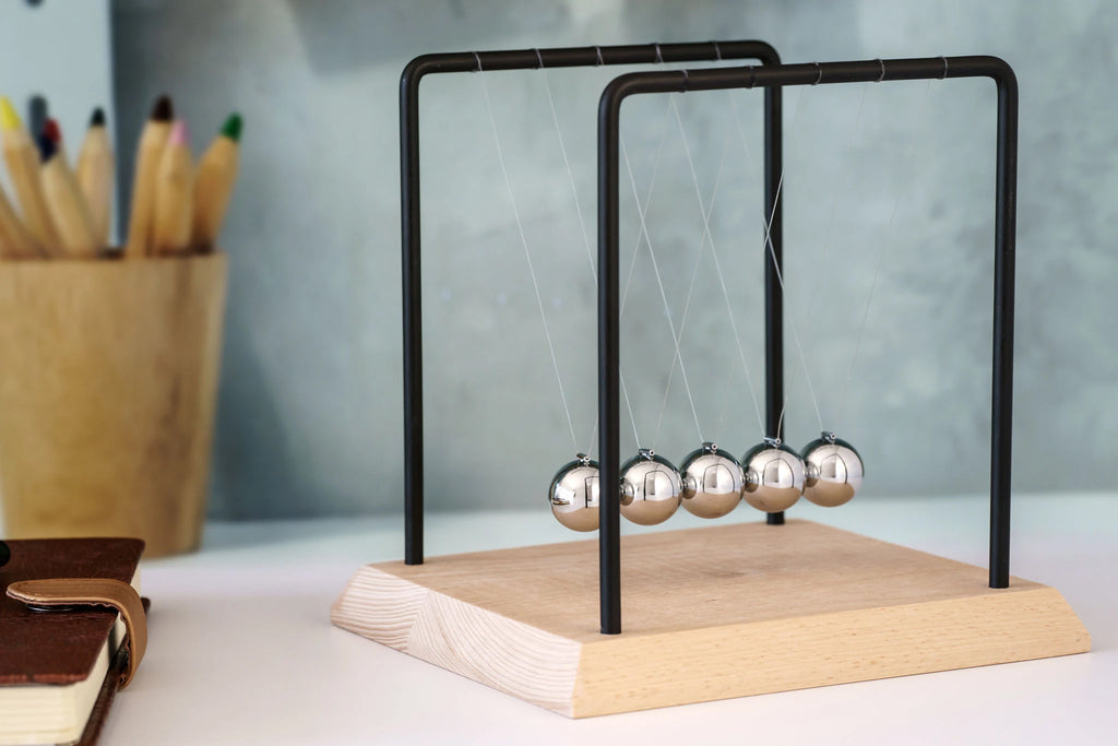 Newtons Cradle 18cm - Brain Spice