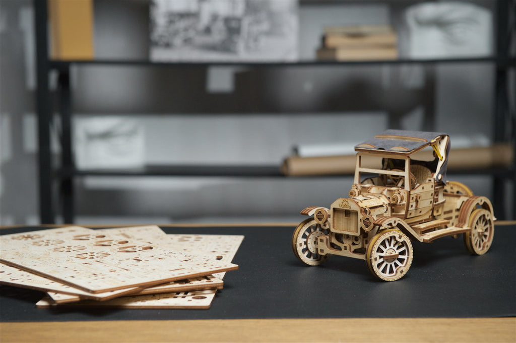 Retro Car UGR-T - uGears - Brain Spice
